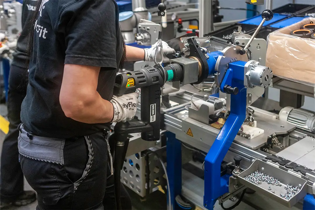 VisualFactory - Haal hoge kwaliteitseisen met handmatige assemblage 2 Brink trekhaken assemblagelijn