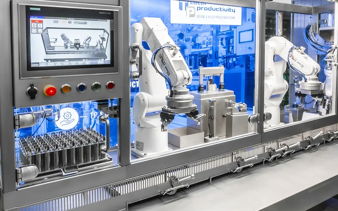 Robots in cleanroom assembleren automatisch product voor medisch onderzoek